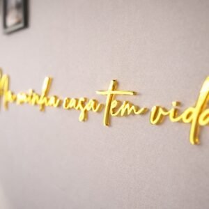 Árvore da Família Decorativa de Parede em MDF - Dourado – Com Frase "NA MINHA CASA TEM VIDA" (Ariely Bonatti) e Porta-Retratos